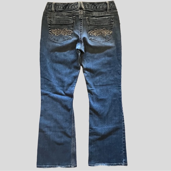 Aeropostale - Bling Accent Jeans
Hailey “Curvy” Size 5/6 Distressed - Picture 4 of 5